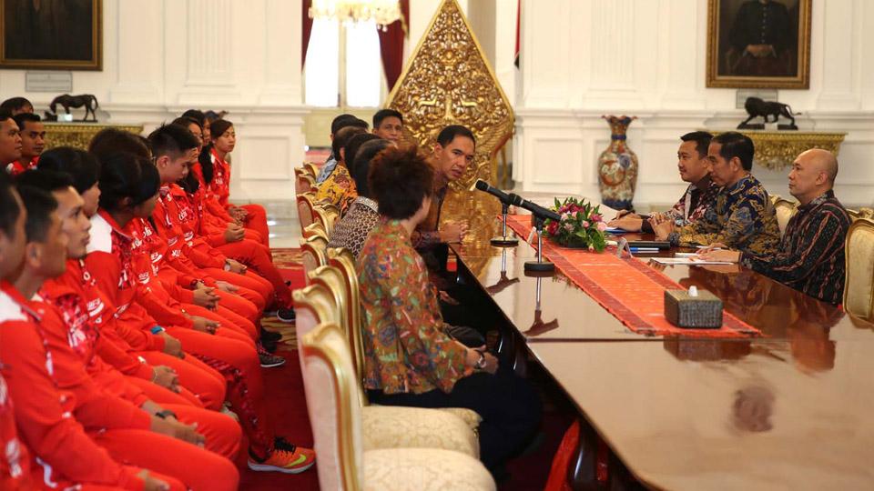 Perbincangan antara petinggi Persatuan Bulutangkis Seluruh Indonesia (PBSI) di Istana Merdeka.